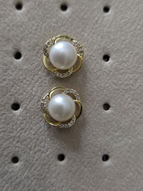 Gold Pearl & Crystal Flower Stud Earrings - Classic Elegant Design
